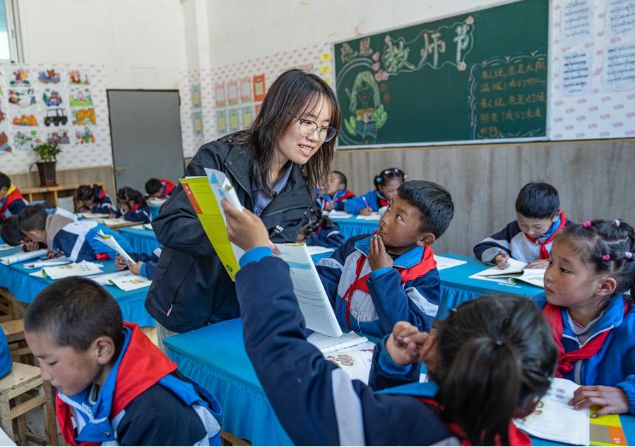 Una maestra voluntaria de la Universidad Normal de Lingnan en Guangdong da una lección en la Escuela Primaria Central en la ciudad de Nyingchi, región autónoma de Xizang, en el suroeste de China, el 3 de septiembre de 2024. (Xinhua/Tenzin Nyida)