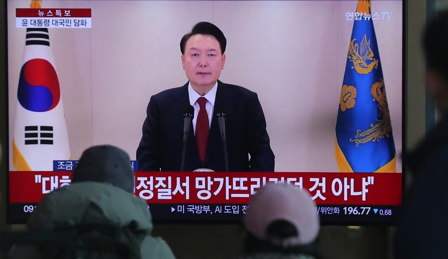 Personas observan un discurso televisado del presidente surcoreano, Yoon Suk-yeol, en la Estación del Ferrocarril de Seúl, en Seúl, República de Corea, el 12 de diciembre de 2024. (Xinhua/Yao Qilin)