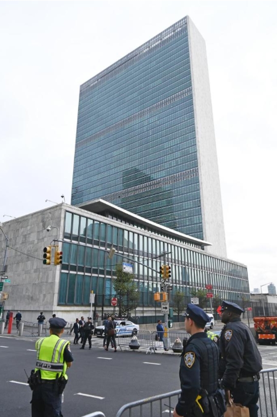 Imagen del 24 de septiembre de 2024 de personal de la policía vigilando en una calle cerca de la sede de la ONU, en Nueva York, Estados Unidos. (Xinhua/Li Rui) 