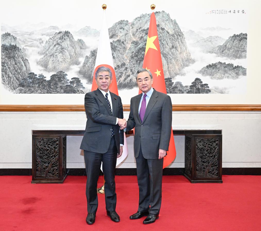 El ministro de Relaciones Exteriores chino, Wang Yi, también miembro del Buró Político del Comité Central del Partido Comunista de China, sostiene conversaciones con el ministro de Asuntos Exteriores de Japón, Takeshi Iwaya, en Beijing, capital de China, el 25 de diciembre de 2024. (Xinhua/Li Xiang)