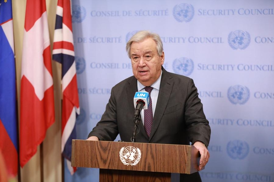 El secretario general de la ONU, António Guterres, habla ante la prensa afuera del Salón del Consejo de Seguridad en la sede de la ONU, en Nueva York, el 5 de diciembre de 2024. (Xinhua/Xie E)