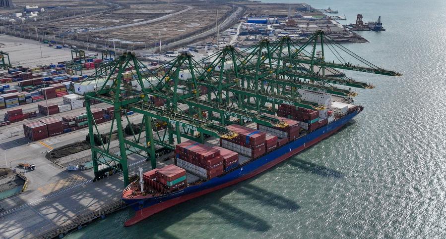 Puerto chino de Tianjin recibe primer barco de cerezas de Chile este invierno