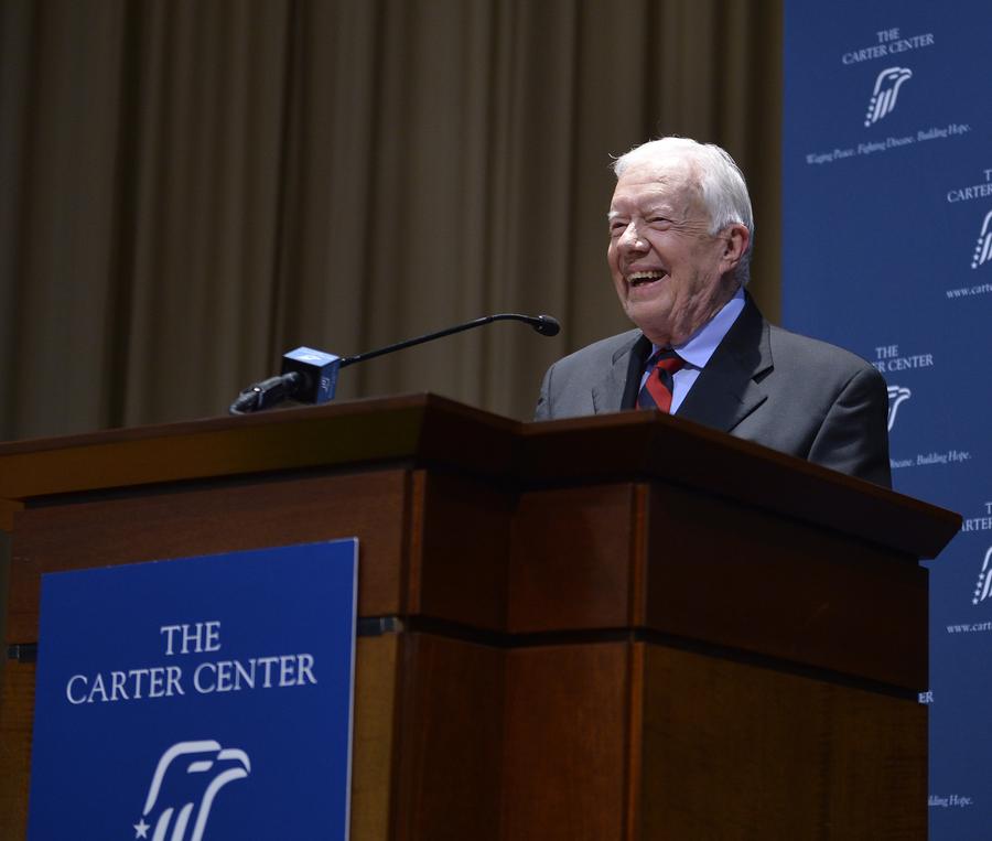 El expresidente estadounidense Jimmy Carter pronuncia un discurso durante la ceremonia de apertura de una exhibición de pinturas de China, dedicada para conmemorar el 35º aniversario del establecimiento de relaciones entre China y Estados Unidos, en el Centro Carter, en la ciudad estadounidense de Atlanta, el 17 de julio de 2014. (Xinhua/Bao Dandan)