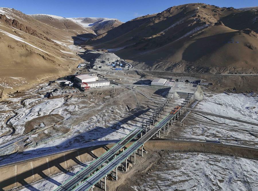 Progreso en el túnel de autopista más largo del mundo marca salto en infraestructura de Xinjiang