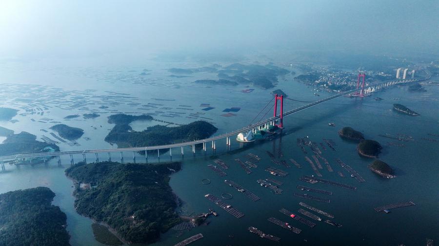 Esta foto aérea, tomada el 24 de diciembre de 2024, muestra el puente Longmen, en Qinzhou, en la región autónoma de la etnia zhuang de Guangxi, en el sur de China. (Xinhua/Zhang Ailin)