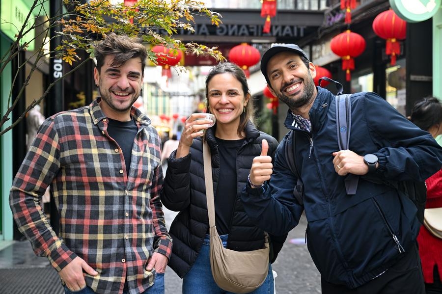 Turistas de España visitan Tianzifang, una zona de arte en Shanghai, en el este de China, el 3 de diciembre de 2024. (Xinhua/Chen Haoming)