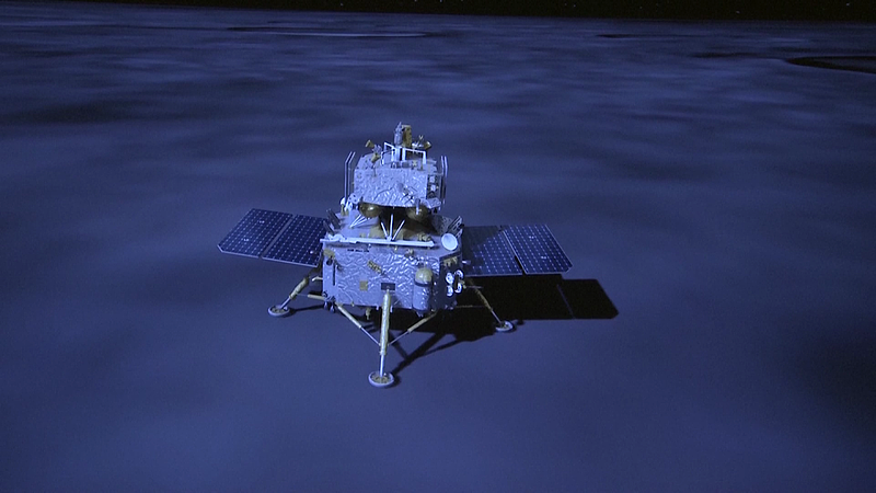 Esta imagen, tomada de una animación de video en el Centro de Control Aeroespacial de Beijing el 2 de junio de 2024, muestra la combinación de módulo de aterrizaje y ascenso de la sonda Chang'e 6 que aterriza en el lado oculto de la luna. Foto: VCG