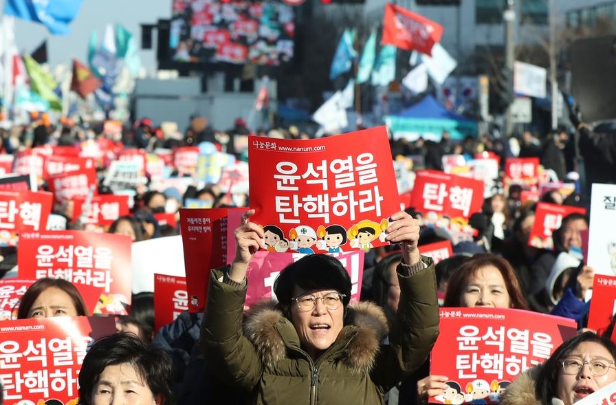 Personas asisten a una manifestación para pedir la destitución del presidente surcoreano, Yoon Suk-yeol, cerca de la Asamblea Nacional, en Seúl, República de Corea, el 14 de diciembre de 2024. (Xinhua/Yao Qilin) 