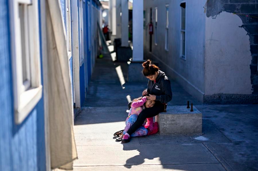 Imagen del 11 de diciembre de 2024 de una mujer migrante arreglando el cabello de una niña en un albergue, en la ciudad fronteriza de Reynosa, Tamaulipas, México. (Xinhua/Li Muzi)