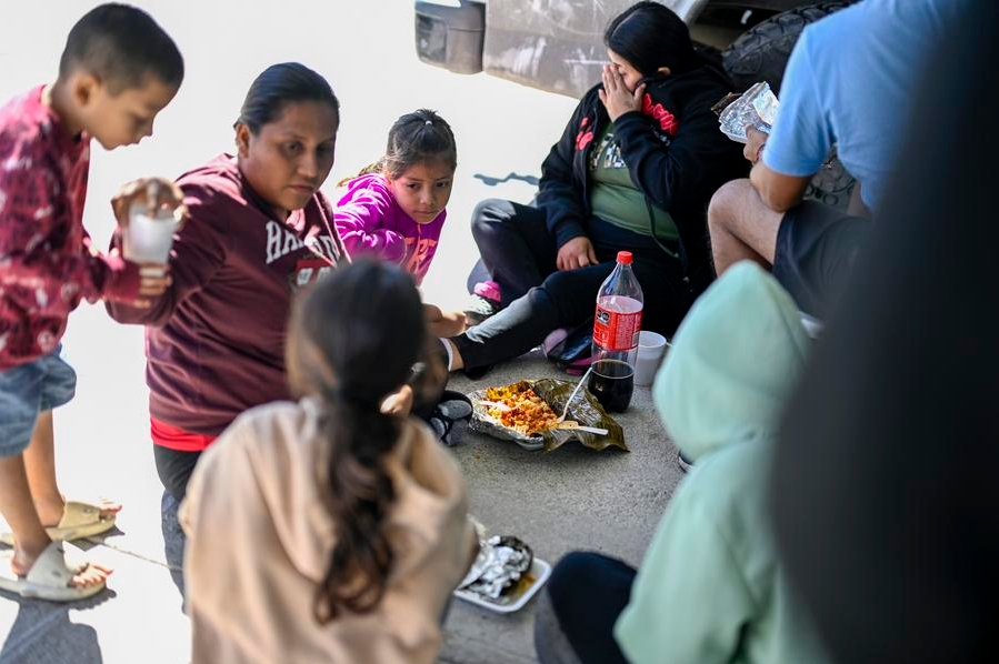 Imagen del 11 de diciembre de 2024 de migrantes preparándose para almorzar en un albergue, en la ciudad fronteriza de Reynosa, Tamaulipas, México. (Xinhua/Li Muzi)