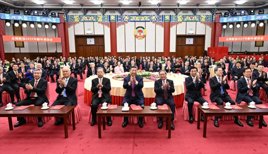 Los líderes del Partido Comunista de China y del Estado Xi Jinping, Li Qiang, Zhao Leji, Wang Huning, Cai Qi, Ding Xuexiang, Li Xi y Han Zheng, asisten a una reunión organizada por el Comité Nacional de la Conferencia Consultiva Política del Pueblo Chino (CCPPCh) para dar la bienvenida al Año Nuevo, en Beijing, capital de China, el 31 de diciembre de 2024. Los líderes también observaron una presentación en la reunión. (Xinhua/Xie Huanchi) 