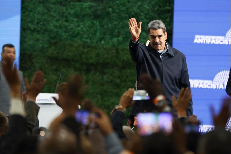 Imagen del 5 de noviembre de 2024 del presidente venezolano, Nicolás Maduro, saludando durante la clausura del Foro Parlamentario Mundial Antifascista, en el municipio de Sucre, en el estado de Miranda, Venezuela. (Xinhua/Str)