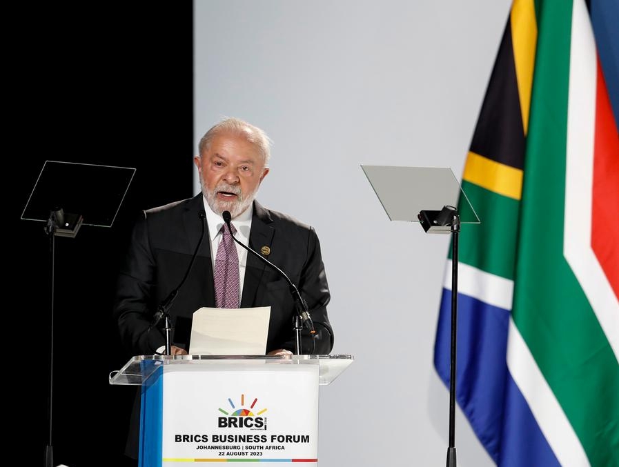 El presidente brasileño, Luiz Inácio Lula da Silva, habla en la ceremonia de clausura del Foro Empresarial del BRICS, en Johannesburgo, Sudáfrica, el 22 de agosto de 2023. (Xinhua/Li Yahui)