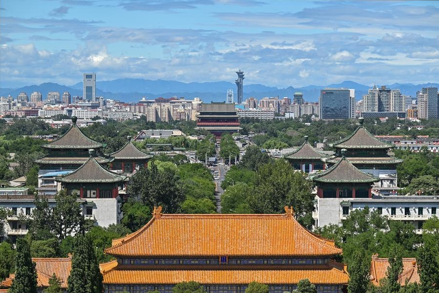 Esta foto, tomada el 12 de agosto de 2024, muestra el Eje Central de Beijing, la capital de China, desde la colina Jingshan en dirección norte hasta la Torre del Tambor. (Xinhua/Li Xin)