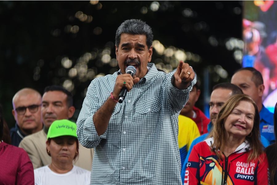 Imagen de archivo del presidente venezolano, Nicolás Maduro (frente), hablando durante una concentración en el Palacio de Miraflores, en Caracas, Venezuela. (Xinhua/Marcos Salgado)