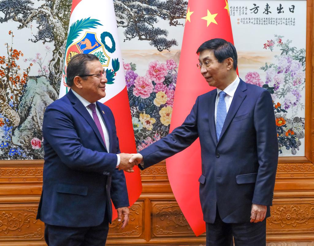 Máximo asesor político de China se reúne con presidente de Congreso de Perú