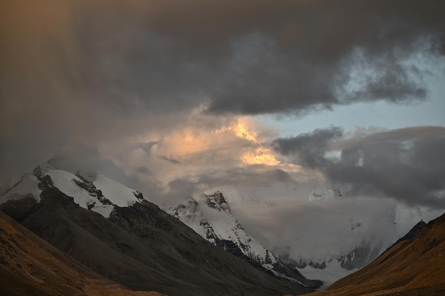 Esta foto, tomada el 4 de septiembre de 2024 desde el campamento base del monte Qomolangma, en el distrito de Dingri de la ciudad de Xigaze, en la región autónoma de Xizang, suroeste de China, muestra una vista del monte Qomolangma al atardecer. (Xinhua/Sun Ruibo)