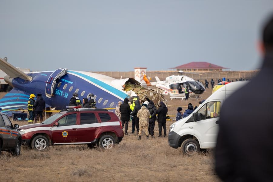 Imagen del 25 de diciembre de 2024 del sitio de un accidente aéreo cerca de Aktau, Kazajistán. (Xinhua/Isa Tazhenbayev)