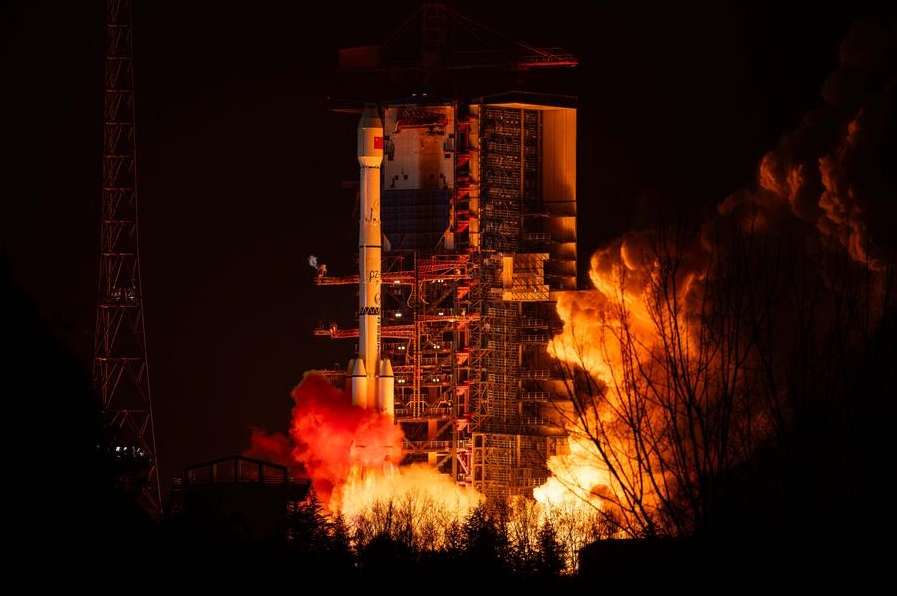 El cohete Gran Marcha-3B que transporta el satélite de prueba Shijian-25 despega del Centro de Lanzamiento de Satélites de Xichang, en la provincia suroccidental china de Sichuan, el 7 de enero de 2025. (Xinhua/Du Xinxin)