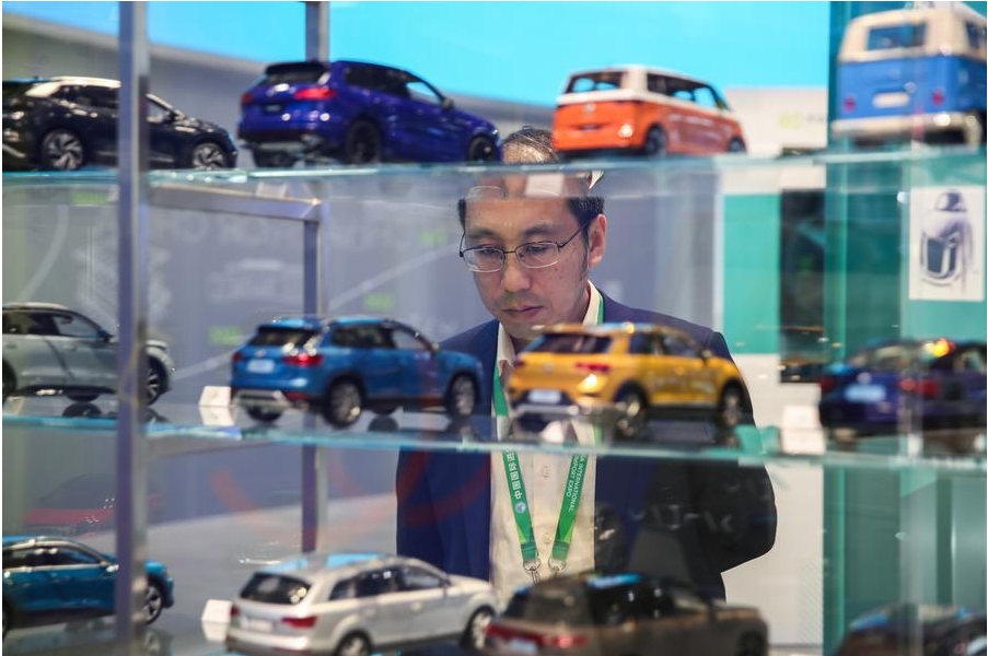 Un visitante observa modelos de vehículos Volkswagen en el Área de Exhibición de Automóviles de la séptima Exposición Internacional de Importaciones de China, en Shanghai, en el este de China, el 7 de noviembre de 2024. (Xinhua/Chang Nengjia)