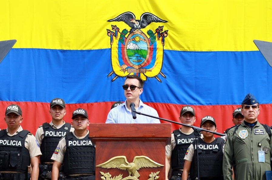 Imagen cedida por la Presidencia de Ecuador del presidente ecuatoriano, Daniel Noboa (frente), pronunciando un discurso durante una ceremonia de entrega de chalecos antibalas a la Policía Nacional llevada a cabo en la Unidad de Vigilancia Comunitaria, en la ciudad de Durán, en la provincia costera de Guayas, Ecuador, el 11 de julio de 2024. (Xinhua/Presidencia de Ecuador)