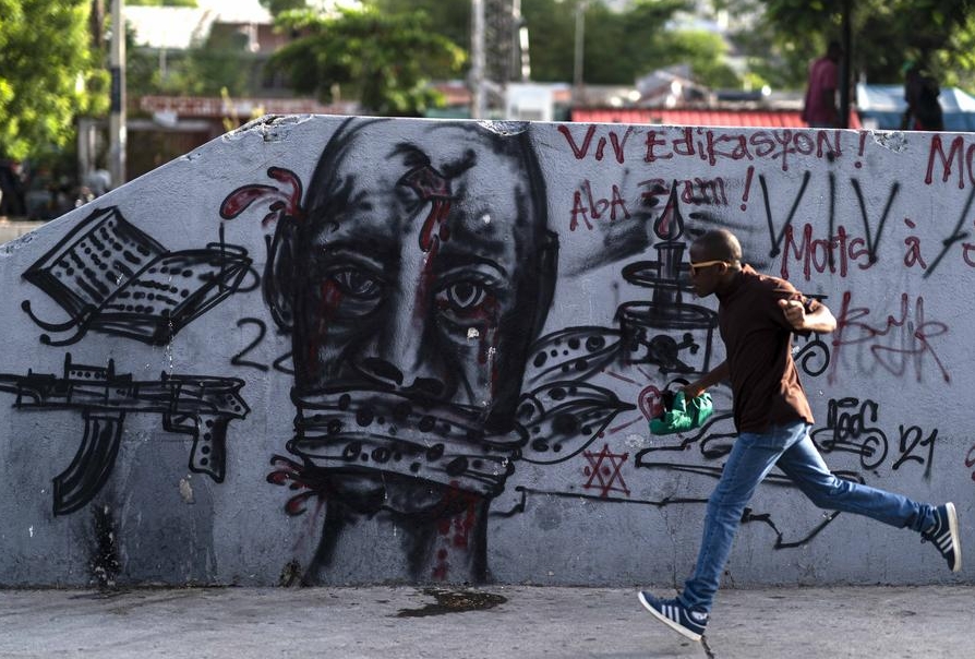 Imagen de archivo de un hombre corriendo en el centro de la ciudad de Puerto Príncipe, capital de Haití, el 24 de agosto de 2021. (Xinhua/David de la Paz) 