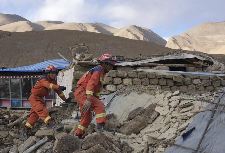 Rescatistas trabajan en una aldea en el poblado de Changsuo del distrito de Dingri, en Xigaze, en la región autónoma de Xizang, en el suroeste de China, el 7 de enero de 2025. (Xinhua/Jigme Dorje) 