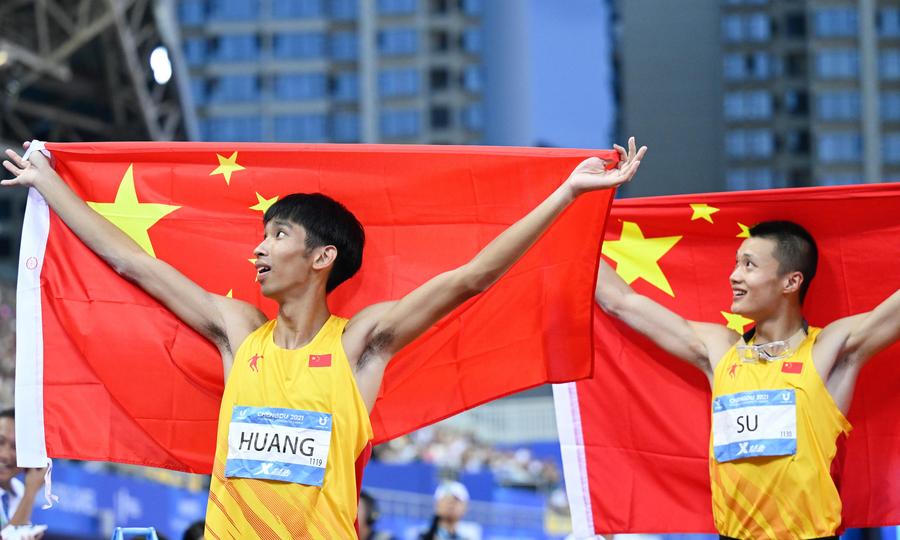 El medallista de bronce, Huang Huafeng (i), de China, y el medallista de oro, Su Wen, de China, festejan al término de la final masculina de salto triple de atletismo en la 31ª edición de verano de los Juegos Mundiales Universitarios de la FISU, en Chengdu, en la provincia de Sichuan, en el suroeste de China, el 3 de agosto de 2023. (Xinhua/Deng Hua) 