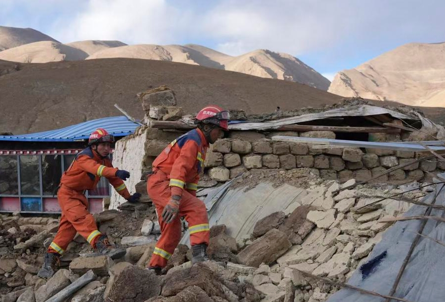 Rescatistas buscan sobrevivientes en una aldea del poblado de Changsuo del distrito de Dingri, en la ciudad de Xigaze de la región autónoma de Xizang, en el suroeste de China, tras el terremoto del 7 de enero de 2025. (Xinhua/Jigme Dorje)