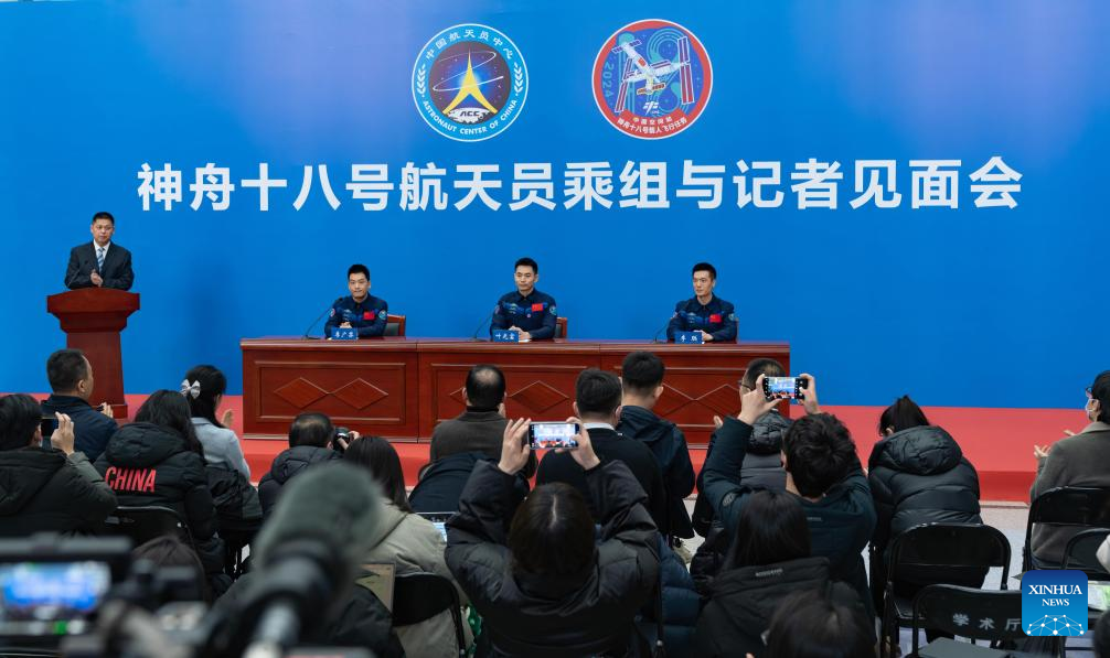 Astronautas de Shenzhou-18 se reúnen con la prensa tras regresar del espacio