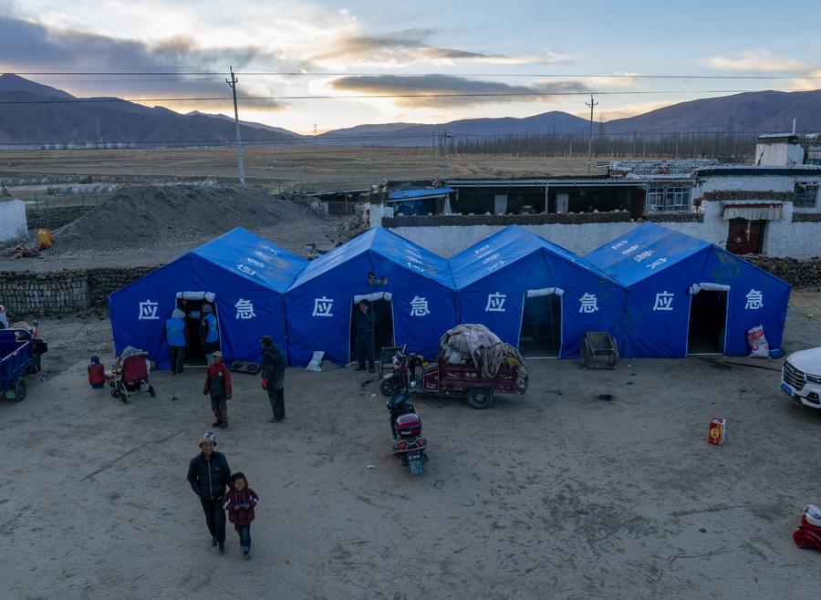 Vista aérea tomada con un dron de tiendas de campaña para los residentes afectados por el terremoto vistas en el distrito de Lhaze de Xigaze, en la región autónoma de Xizang, en el suroeste de China, el 7 de enero de 2025. (Xinhua/Jiang Fan) 