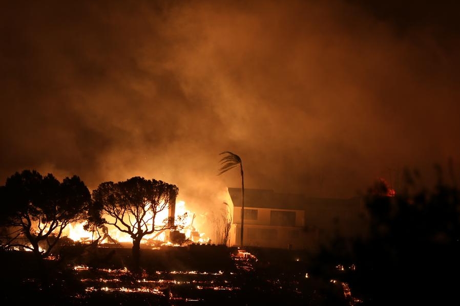 Imagen de una casa siendo devorada por las llamas en el incendio de Pacific Palisades, condado de Los Ángeles, California, Estados Unidos, el 7 de enero de 2025. (Xinhua/Qiu Chen)