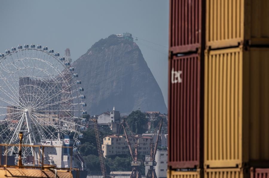 Imagen del 20 de marzo de 2023 de la rueda de la fortuna "Rio Star" y la Montaña Pan de Azúcar vistos desde una terminal de contenedores en el Puerto de Río de Janeiro, Brasil. (Xinhua/Wang Tiancong)