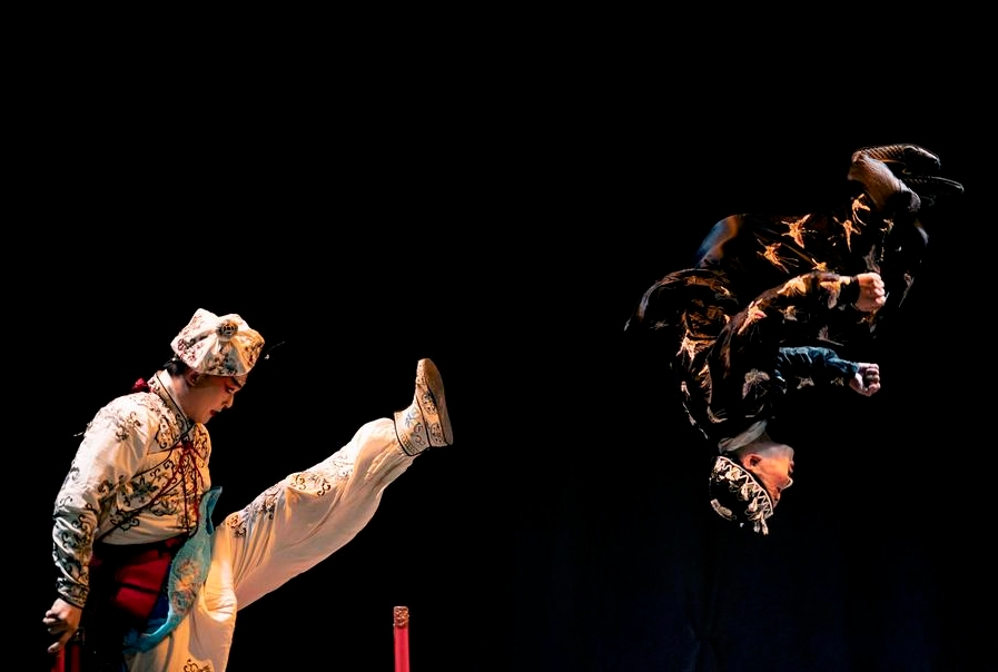 Imagen del 21 de septiembre de 2024 de artistas de la Ópera Wu de China realizando una presentación en el teatro Nicolás Avellaneda, en Comayagüela, Honduras. (Xinhua/David de la Paz) 