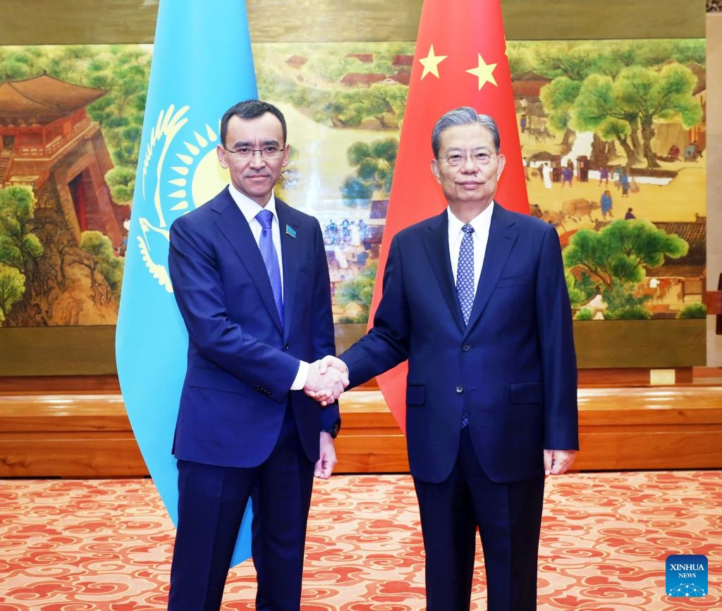 Zhao Leji, presidente del Comité Permanente de la Asamblea Popular Nacional, se reúne con Maulen Ashimbayev, presidente del Senado de Kazajistán, en Beijing, capital de China, el 13 de enero de 2025. (Xinhua/Liu Weibing)