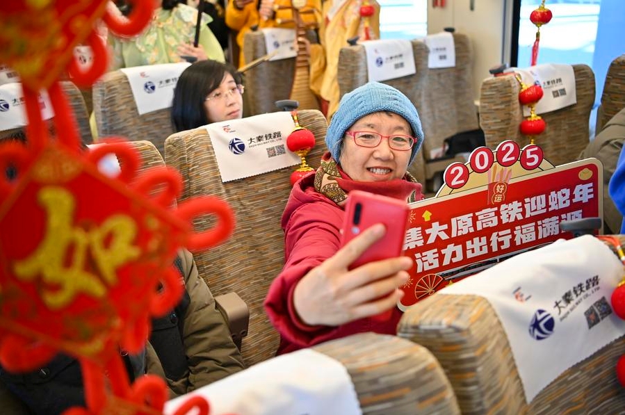 Una pasajera se toma una foto en el tren bala G4408, en el ferrocarril de alta velocidad que conecta Jining-Datong-Yuanping, el 31 de diciembre de 2024. (Xinhua/Yang Chenguang)