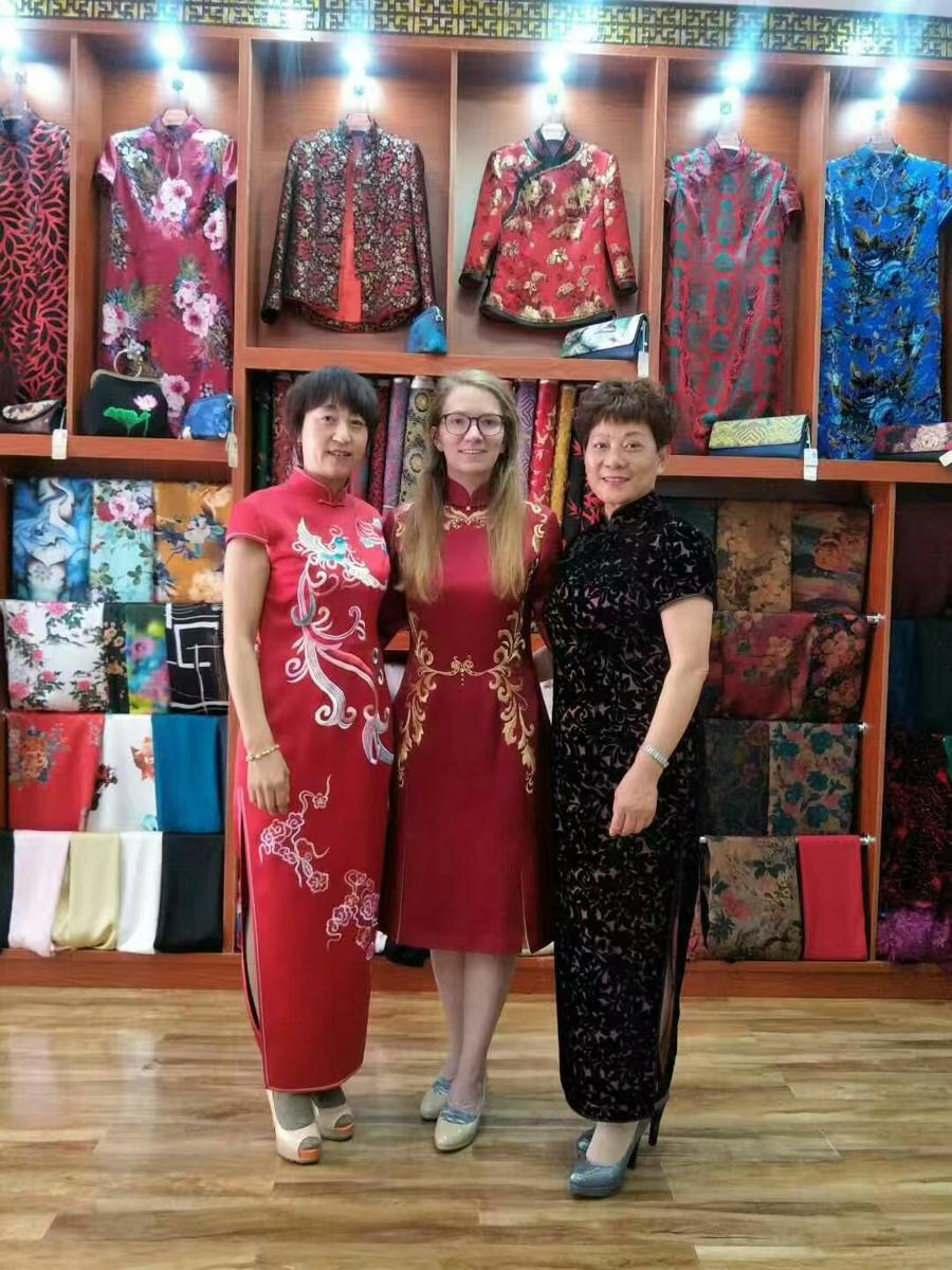 Una sastre de trajes tradicionales atrae novias de diferentes países a Ningxia