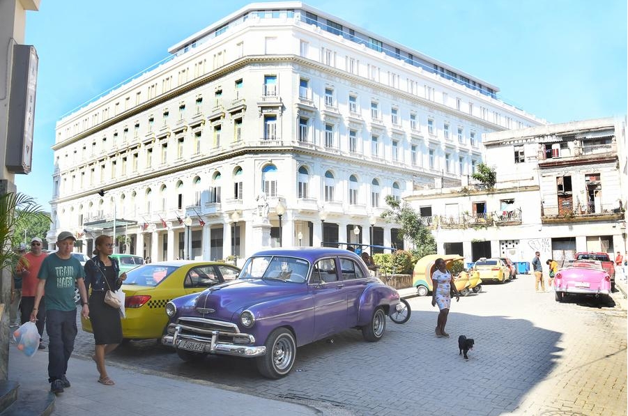 Personas caminan por una calle durante el último día del año, en La Habana, capital de Cuba, el 31 de diciembre de 2024. (Xinhua/Joaquín Hernández) 