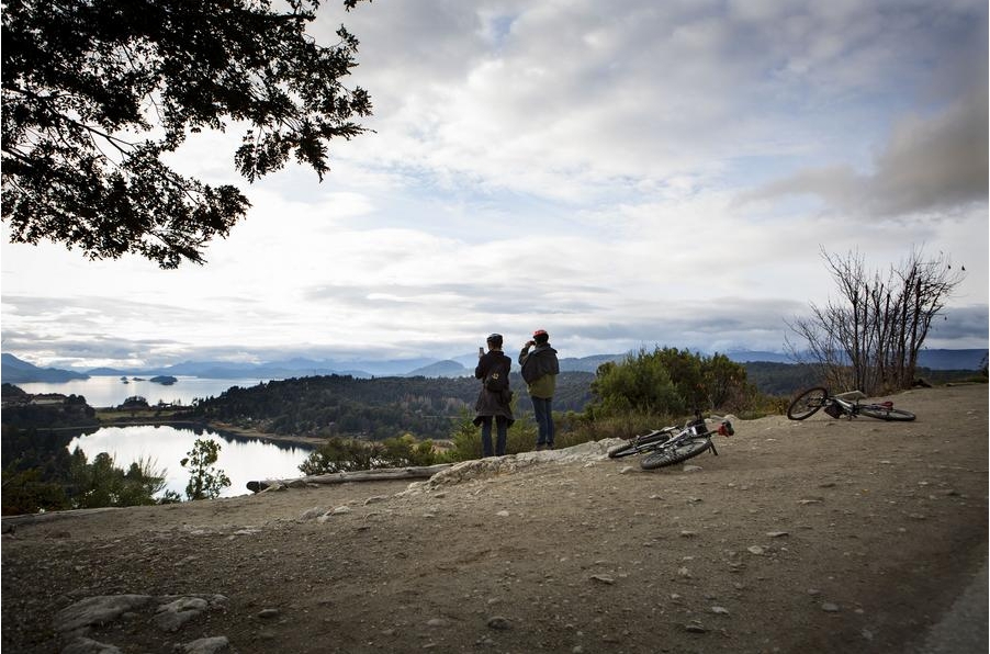 Imagen del 1 de junio de 2016 de dos turistas tomando fotografías del Lago Gutiérrez, en el Parque Nacional Nahuel Huapi, en la provincia de Río Negro, Argentina. (Xinhua/Martín Zabala)