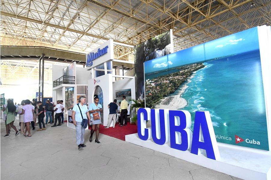 Imagen del 4 de noviembre de 2024 de personas asistiendo a la 40ª Feria Internacional de La Habana en el recinto ferial ExpoCuba, en La Habana, capital de Cuba. (Xinhua/Joaquín Hernández)