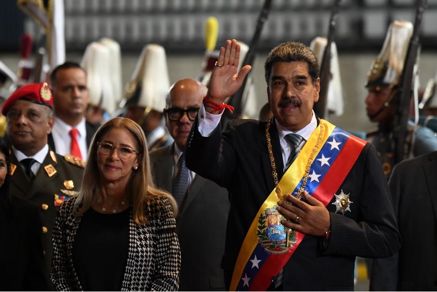 El presidente venezolano, Nicolás Maduro (d-frente), saluda junto a la primera dama venezolana, Cilia Flores (i-frente), previo a su Mensaje Anual ante los Poderes Públicos, en el Teatro Teresa Carreño, en Caracas, Venezuela, el 15 de enero de 2025. (Xinhua/Marcos Salgado)