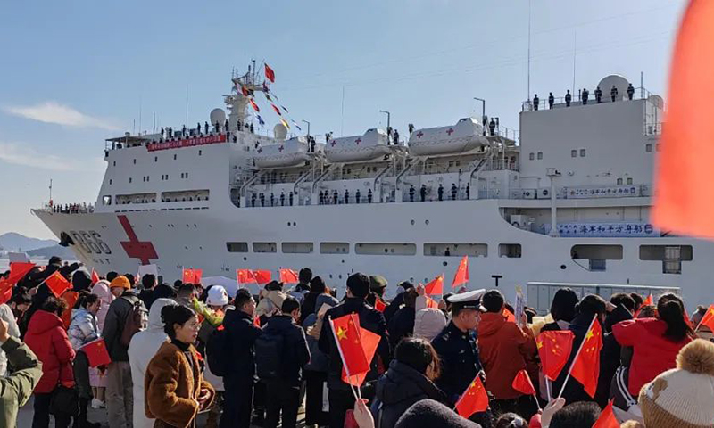 Los líderes del Comando del Teatro Oriental del EPL chino, la Universidad Médica Naval y algunos familiares de oficiales y soldados de la misión saludan el regreso del buque hospital naval chino Arca de la Paz el 16 de enero de 2024. Foto: China Bugle