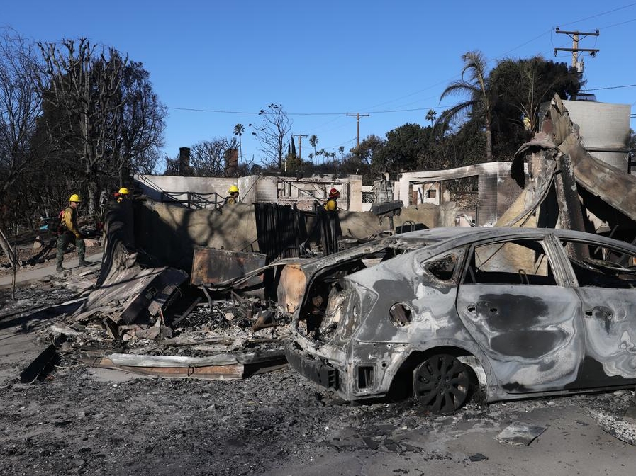 Imagen del 15 de enero de 2025 de bomberos revisando las estructuras dañadas por los incendios forestales, en Altadena, California, Estados Unidos. (Xinhua/Qiu Chen)