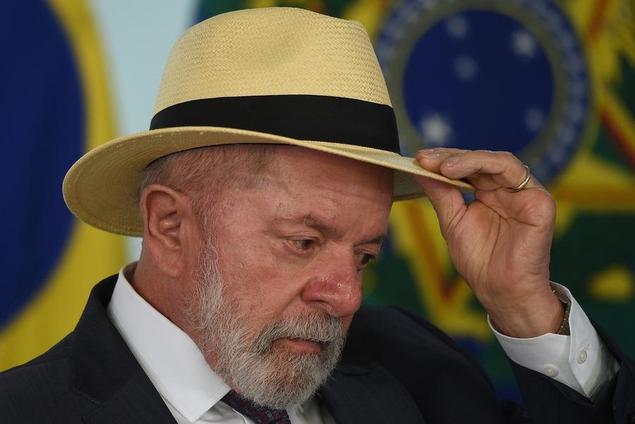 El presidente brasileño, Luiz Inácio Lula da Silva, asiste a la ceremonia de firma de una ley que limita el uso de celulares y otros dispositivos electrónicos portátiles en escuelas públicas y privadas de Brasil, en el Palacio de Planalto, en Brasilia, Brasil, el 13 de enero de 2025. (Xinhua/Lucio Tavora) 