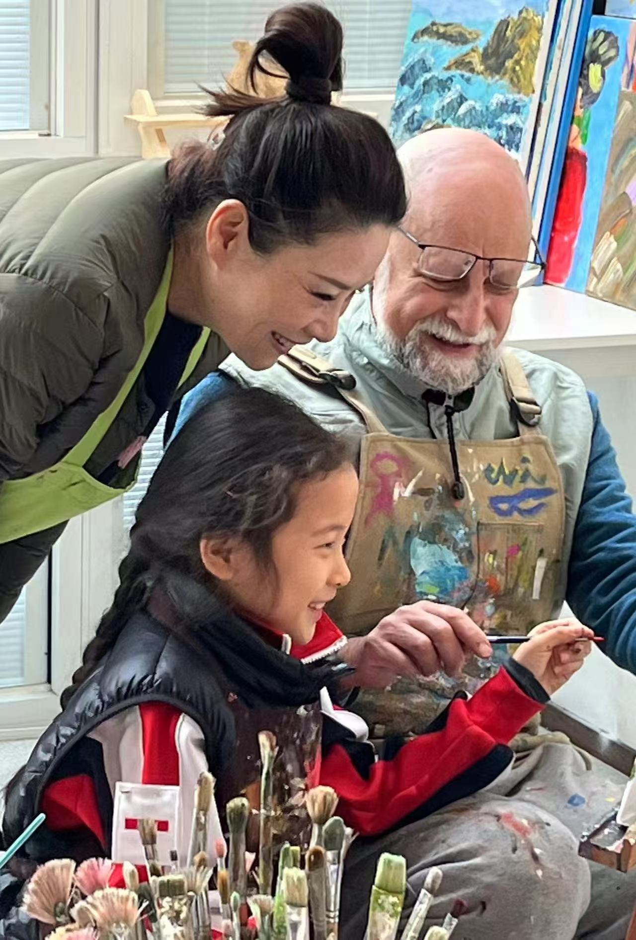  Fabio Barrera, pintor colombiano residente en Beijing, trabaja en su taller acompañado de estudiantes chinos. (Foto: cortesía)