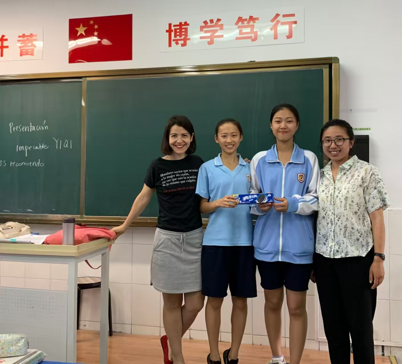 Inma de la Hoz, profesora española residente en Beijing, junto a sus alumnas chinas. (Foto: cortesía)