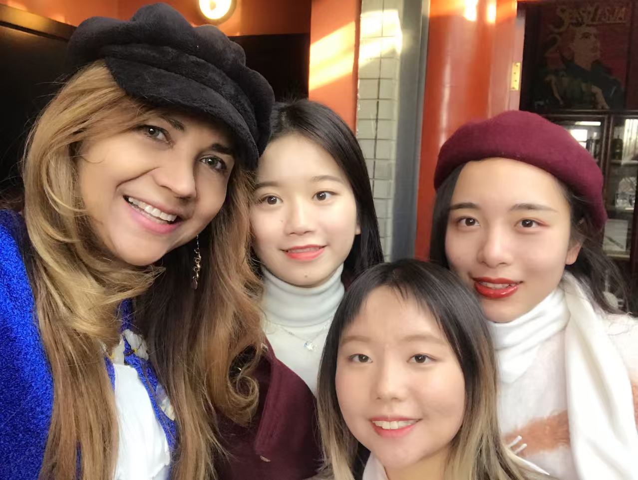 Liz Vargas junto a sus alumnas de la Universidad de Estudios Internacionales de Beijing. (Foto: cortesía)