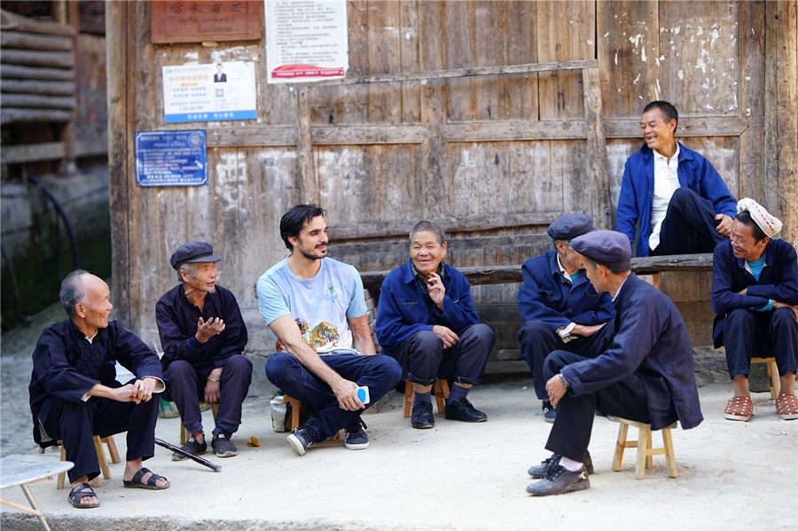 Luis Cuenca Castro, cineasta español residente en Beijing, durante la filmación de un documental en China. (Foto: cortesía)