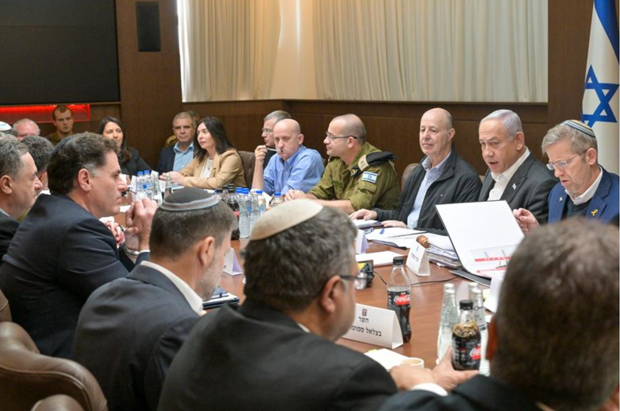 El primer ministro israelí, Benjamin Netanyahu (2-d-atrás), sostiene una reunión del gabinete de seguridad en la oficina del primer ministro, en Jerusalén, el 17 de enero de 2025. (Xinhua/Kobi Gideon)