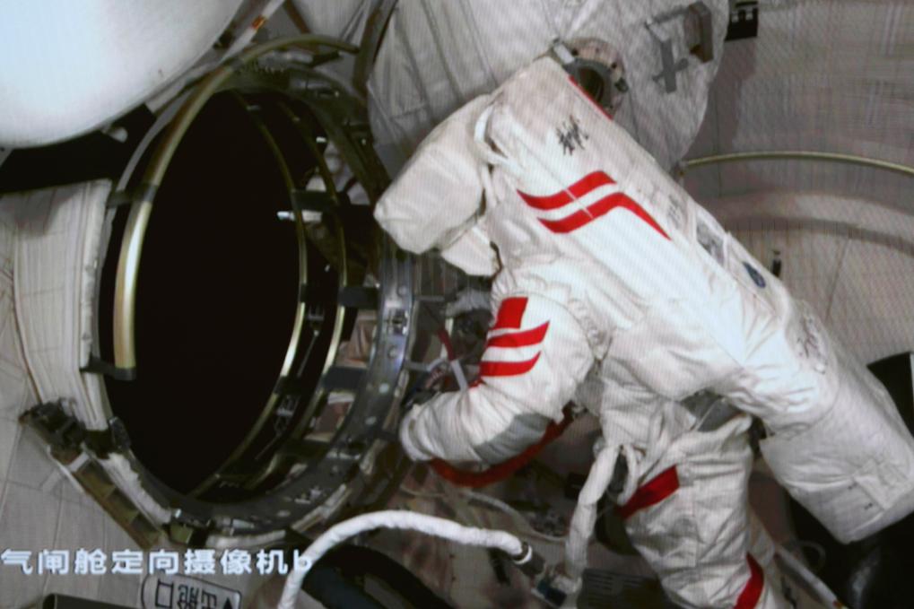 Tripulación de Shenzhou-19 concluye segunda serie de actividades extravehiculares